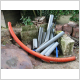 Photo d'une zone de stockage de chantier avec gaine rouge, chutes de tubes PVC, tuiles et blocs de béton mélangés 500 utilisé pour un crapauduc