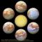 Vue au centre de Titan en prise de vue réelle. Les six autres vues sont prises dans l'infrarouge par la Sonde Cassini entre 2004 et 2017