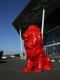 Un des quatre lions en situation au parc Olympique lyonnais